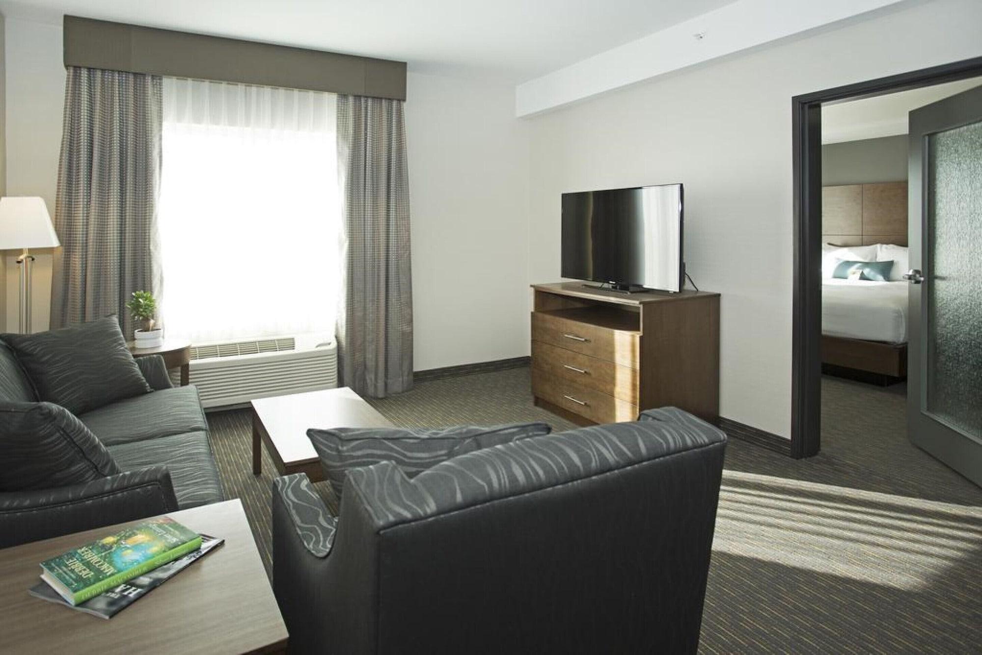 Wingate By Wyndham Calgary Airport Hotel Exterior photo